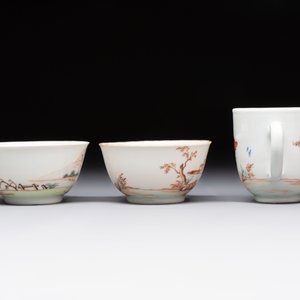A varied collection of three Chinese famille rose 'mythological subject' cups and two saucers, Qianlong — 照片 6