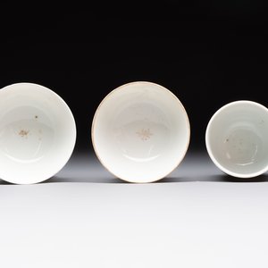 A varied collection of three Chinese famille rose 'mythological subject' cups and two saucers, Qianlong — 照片 8