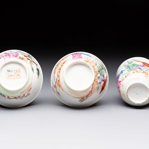 A varied collection of three Chinese famille rose 'mythological subject' cups and two saucers, Qianlong — 照片 9