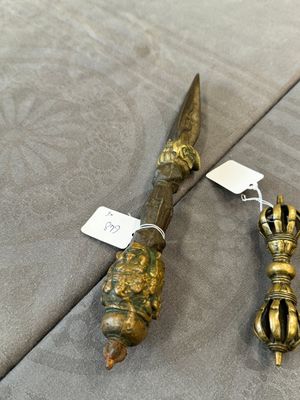 A varied collection of Tibetan bronze, iron and copper alloy ritual instruments, 14th C. and later — foto 2