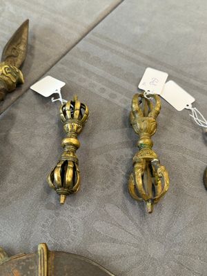 A varied collection of Tibetan bronze, iron and copper alloy ritual instruments, 14th C. and later — foto 3
