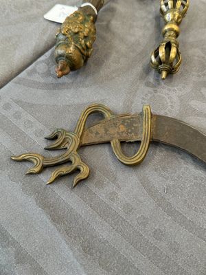 A varied collection of Tibetan bronze, iron and copper alloy ritual instruments, 14th C. and later — foto 5