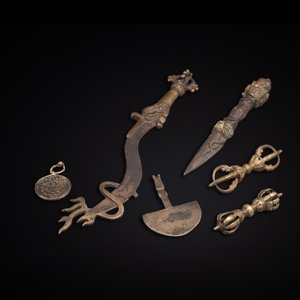 A varied collection of Tibetan bronze, iron and copper alloy ritual instruments, 14th C. and later — foto 2