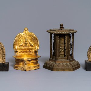 A varied collection of Tibetan votive objects, 19/20th C. — 照片 2
