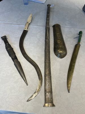 A varied collection of two daggers, two swords and forearm protection, India and Turkey, 19th C. — foto 1