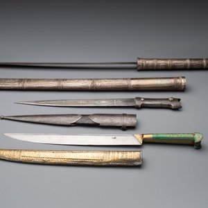 A varied collection of two daggers, two swords and forearm protection, India and Turkey, 19th C. — foto 2