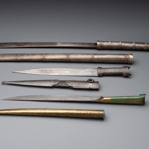 A varied collection of two daggers, two swords and forearm protection, India and Turkey, 19th C. — foto 3