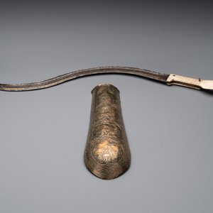 A varied collection of two daggers, two swords and forearm protection, India and Turkey, 19th C. — foto 4