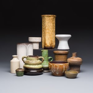 A varied group of 12 glazed pottery wares, 20th C. — photo 1