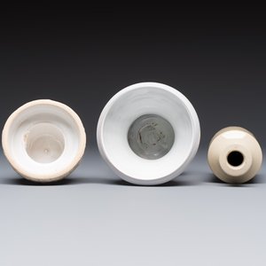 A varied group of 12 glazed pottery wares, 20th C. — photo 23