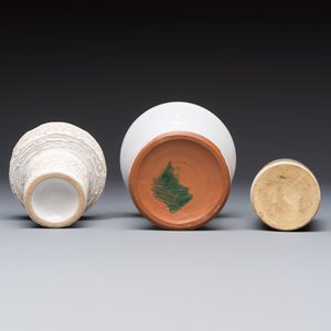 A varied group of 12 glazed pottery wares, 20th C. — photo 25