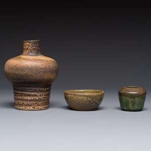 A varied group of 12 glazed pottery wares, 20th C. — photo 27