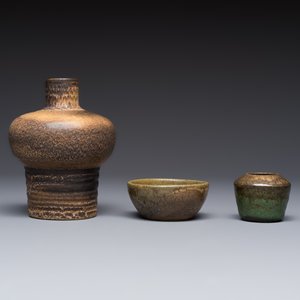 A varied group of 12 glazed pottery wares, 20th C. — photo 29