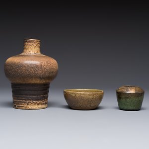 A varied group of 12 glazed pottery wares, 20th C. — photo 31