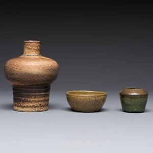 A varied group of 12 glazed pottery wares, 20th C. — photo 33