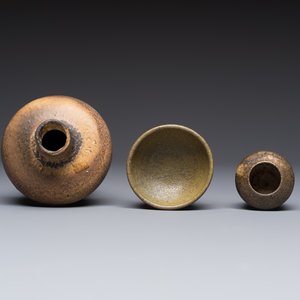 A varied group of 12 glazed pottery wares, 20th C. — photo 35