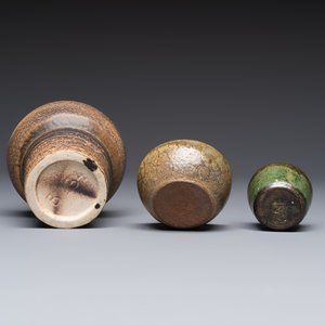 A varied group of 12 glazed pottery wares, 20th C. — photo 37
