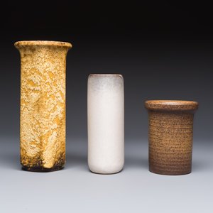 A varied group of 12 glazed pottery wares, 20th C. — photo 41