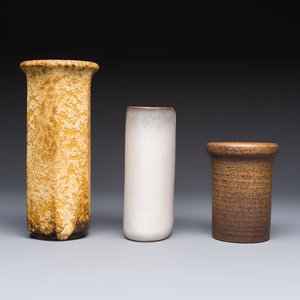 A varied group of 12 glazed pottery wares, 20th C. — photo 45