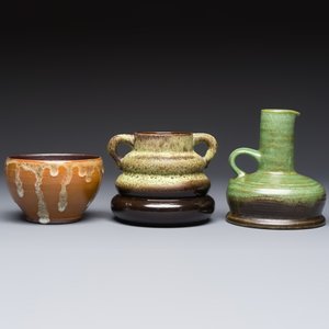 A varied group of 12 glazed pottery wares, 20th C. — photo 7