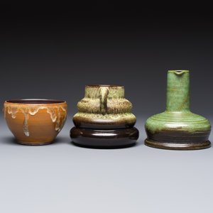 A varied group of 12 glazed pottery wares, 20th C. — photo 9