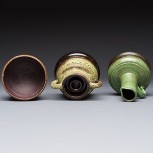 A varied group of 12 glazed pottery wares, 20th C. — photo 11