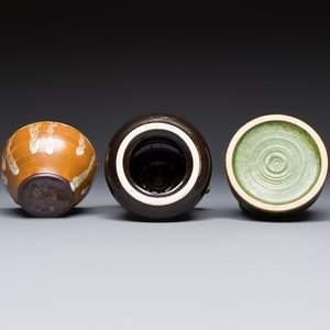 A varied group of 12 glazed pottery wares, 20th C. — photo 13