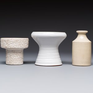 A varied group of 12 glazed pottery wares, 20th C. — photo 15