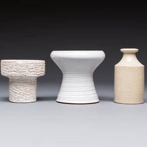 A varied group of 12 glazed pottery wares, 20th C. — photo 17