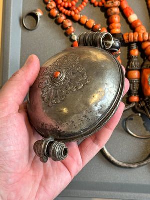 A varied group of five Tibetan necklaces, three rings and four earbobs with red coral, 19/20th C. — foto 1
