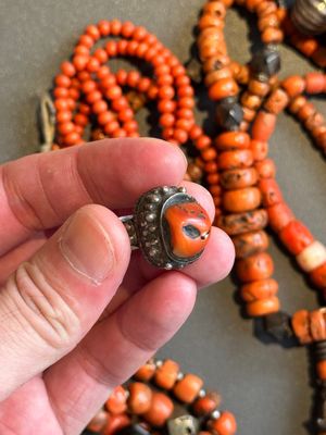 A varied group of five Tibetan necklaces, three rings and four earbobs with red coral, 19/20th C. — foto 11