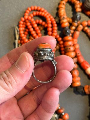 A varied group of five Tibetan necklaces, three rings and four earbobs with red coral, 19/20th C. — foto 12
