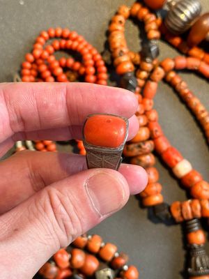 A varied group of five Tibetan necklaces, three rings and four earbobs with red coral, 19/20th C. — foto 13