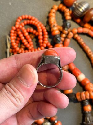 A varied group of five Tibetan necklaces, three rings and four earbobs with red coral, 19/20th C. — foto 14