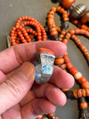 A varied group of five Tibetan necklaces, three rings and four earbobs with red coral, 19/20th C. — foto 15