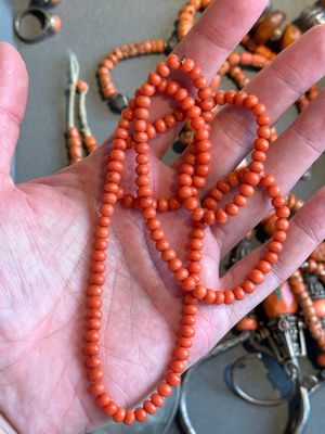 A varied group of five Tibetan necklaces, three rings and four earbobs with red coral, 19/20th C. — foto 16