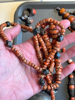 A varied group of five Tibetan necklaces, three rings and four earbobs with red coral, 19/20th C. — foto 17