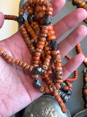 A varied group of five Tibetan necklaces, three rings and four earbobs with red coral, 19/20th C. — foto 18