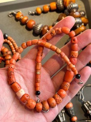 A varied group of five Tibetan necklaces, three rings and four earbobs with red coral, 19/20th C. — foto 19