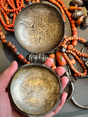 A varied group of five Tibetan necklaces, three rings and four earbobs with red coral, 19/20th C. — foto 2