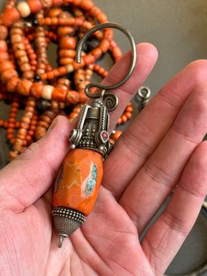 A varied group of five Tibetan necklaces, three rings and four earbobs with red coral, 19/20th C. — foto 22