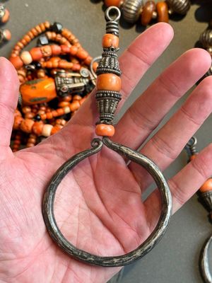 A varied group of five Tibetan necklaces, three rings and four earbobs with red coral, 19/20th C. — foto 23