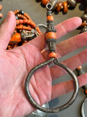A varied group of five Tibetan necklaces, three rings and four earbobs with red coral, 19/20th C. — foto 24