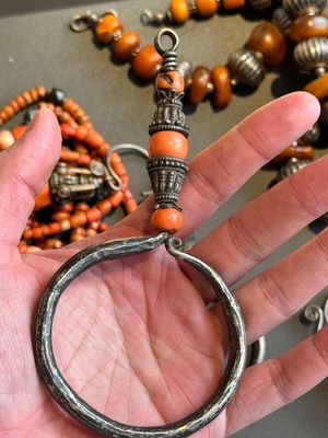 A varied group of five Tibetan necklaces, three rings and four earbobs with red coral, 19/20th C. — foto 26