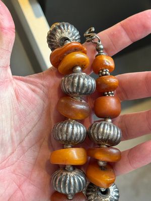 A varied group of five Tibetan necklaces, three rings and four earbobs with red coral, 19/20th C. — foto 29