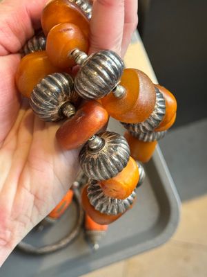 A varied group of five Tibetan necklaces, three rings and four earbobs with red coral, 19/20th C. — foto 30