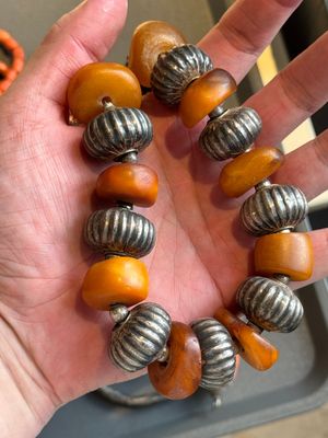A varied group of five Tibetan necklaces, three rings and four earbobs with red coral, 19/20th C. — foto 31