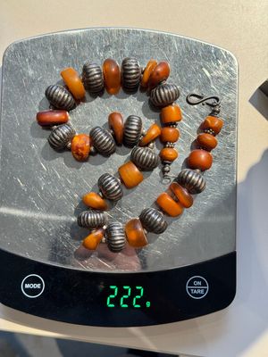 A varied group of five Tibetan necklaces, three rings and four earbobs with red coral, 19/20th C. — foto 32