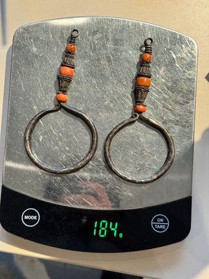 A varied group of five Tibetan necklaces, three rings and four earbobs with red coral, 19/20th C. — foto 33