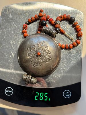 A varied group of five Tibetan necklaces, three rings and four earbobs with red coral, 19/20th C. — foto 35